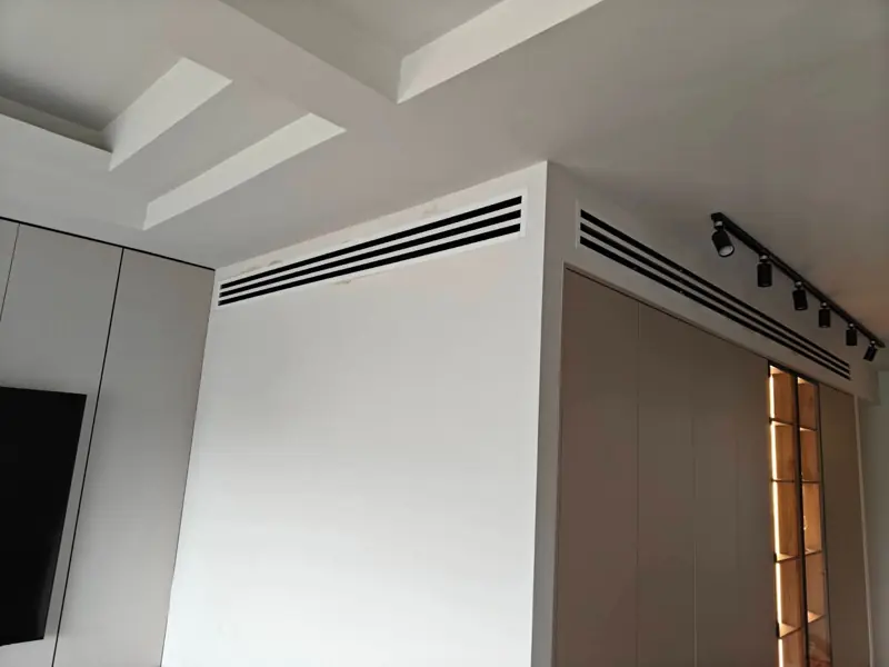 תריסי מיזוג קוויים ומסילת תאורה בחלל מגורים
